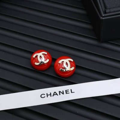 chanel 红色亚克力半圆耳钉， 一抹浓烈的复古红， 为秋冬添上活力的色彩