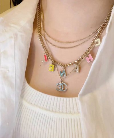 chanel 小香项链，高端品质，专柜同材质，做工精致细腻，重工版本，多层链条设计，简约大方温文尔雅，特别温柔。经典双C上点缀着施华洛世奇水钻，Blingbli