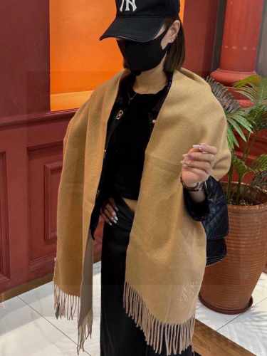 罗意威巴黎时装展商务男士女士通用双面羊绒披肩代工厂P臻选上乘的超细羊绒纤维 进行纯手工精梳处理 耗时耗力 再以清泉水浸泡涤荡 使羊绒纤维呈现出独特的蓬松质感 手