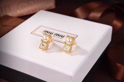 Miumiu缪缪 耳钉小红书时尚达人都有种草哦 显脸型 原版材质 很简约 日常配搭很不错滴 耐看Ing
