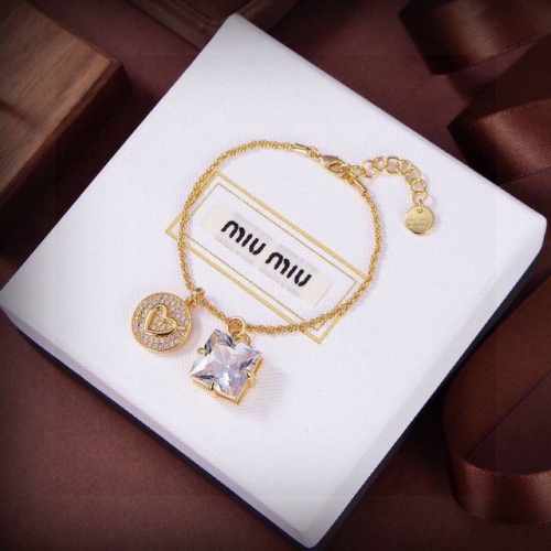 Miumiu缪缪 手链小红书时尚达人都有种草哦 显脸型 原版材质 很简约 日常配搭很不错滴 耐看Ing