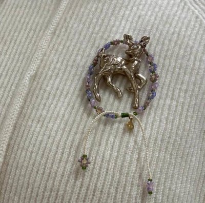 我们出品 Zp8190，量大咨询客Fu 香奈儿小鹿胸针 本季度的惊喜是小鹿给的立体的小鹿，灵气满满！小鹿耳边的小花真的很美，质感 细节超精致链条上的珍珠又增添了