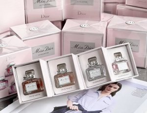 专柜品质 dior迪奥香水小样花漾甜心女士礼盒套装 粉色是醉温柔的颜色 花漾系列可以说是绽放女生魅力的法宝. 采用珍贵的格拉斯玫瑰调配 在气质迷人中透着青春活泼