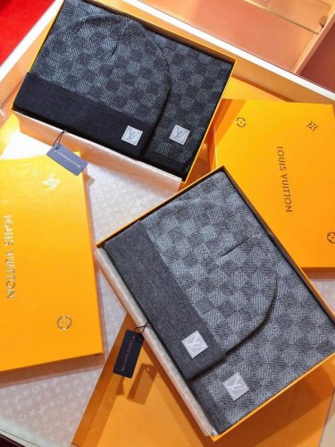rlv2105 原版礼品盒套装 经典Lv棋盘格羊毛 围巾+帽子 这款柔软的羊毛围巾运用精细的针织技术编织出经典的Damier图案，尤其适合赠礼，也是冬季保暖的理