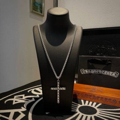 新款 专柜品质 Chrome Hearts克罗心 经典复古项链 十字架吊坠 凹凸造型不同的花纹设计风格 呈现出与众不同 十字架 童军花是克罗心的志 所以更经久不
