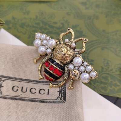 古驰Gucci专柜新款同步上新胸针，是最懂女人的饰物。那些倾注了全部心血去做自己的女人，往往更珍惜胸针的意义。古驰女士把胸针别在帽子上，并告诉那些模仿她的时髦女