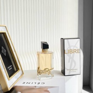 专柜品质 圣罗兰Ysl自由香水在西班牙语里的意思是“自由，追求自由，挣脱束缚”很适合现在很多坚强又独立的女性淡黄色透明的液体新包装真的是太好看了！！！瓶身不要太
