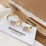 Burberry耳钉 中文商标：巴宝丽、帛柏莉 成为了一个最能代表英国的品牌。Burberry创办于1856年，是英国皇室御用品。优雅大方精工设计 雕刻 非常修