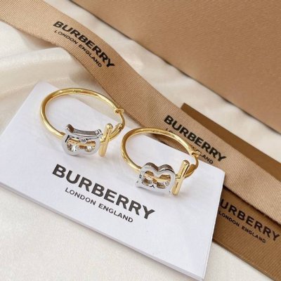 Burberry耳钉 中文商标：巴宝丽、帛柏莉 成为了一个最能代表英国的品牌。Burberry创办于1856年，是英国皇室御用品。优雅大方精工设计 雕刻 非常修