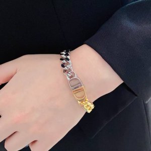 迪奥Dior字母金银搭配粗手链佩戴上去非常高级小红书推荐精美手链质感以字母标志搭配 黑色点缀 气质优雅 名媛仙女的高档次设计夏天搭配必备单品高版本一比一专柜正品