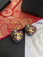 Chanel 24A 涂鸦迷彩爱心耳环 原版清晰Logo字印香奈儿独有的五彩斑斓的极复古 极摩登有一种上世纪 年代的古着感风适配度极高叠戴更有味道明艳的颜色对比