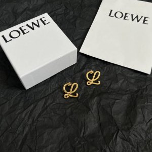 L0Ewe 罗意威 耳钉 以及一个带有Loewe雕花菱形扣的圈形搭扣 精致耐看 金属感 一致Zp黄铜材质 细节完美复刻 标配给你们啥标配 这款非常适合日常任何穿