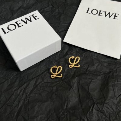 L0Ewe 罗意威 耳钉 以及一个带有Loewe雕花菱形扣的圈形搭扣 精致耐看 金属感 一致Zp黄铜材质 细节完美复刻 标配给你们啥标配 这款非常适合日常任何穿