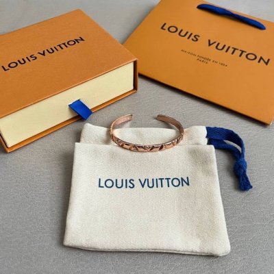 lv 手镯，Lv Volt Multi 模仿立体的浮雕效果，你可以看到宽边镯壁上交替嵌入 L 、 V 字样的几何图案，金质表面经过细致抛光，拥有平滑的触感和细腻