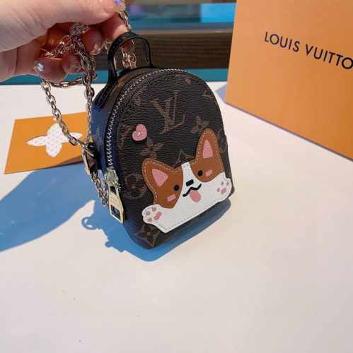 原单货 Louis Vuitton 新款卡通链条斜挎小包，Mini包包 可装银行卡蓝牙耳机 钥匙扣零钱包 耳机包 包包挂饰 搭配链条可斜挎。尺寸12X9Cm 顶