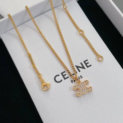 C满钻凯旋门Logo项链 赛琳项链 爱了爱了 一眼就看中的系列 网红们的最爱 五金配件均是Cnc精雕机雕刻出来的Logo 非常清晰可见 可跟Celne的字母牌项