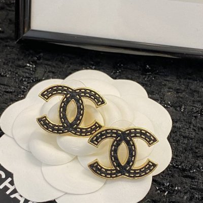 香奈儿耳钉热销款爆上新 一致Zp Chan 23 黑金小羊皮双C耳钉 皮纹黑金，超有质感！百搭美翻