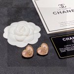chanel 香奈儿经典粉色爱心双C耳钉 这款随意搭配都是非常好看百搭时尚单品 日常款 很修饰脸型 很上档次的 很优雅气质 香香的耳钉实在是太精致了、淑女大气