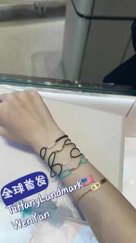 210549 我们出品 可订做18K真金真钻版，只做对版真金货，价询客Fu Tiffany T Smile 系列彰显快乐寓意和真挚情感。单独佩戴或叠搭其他蒂芙尼