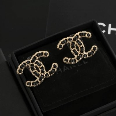 chanel 香奈儿经典双C耳钉 这款随意搭配都是非常好看百搭时尚单品 日常款 很修饰脸型 很上档次的 很优雅气质 耳环