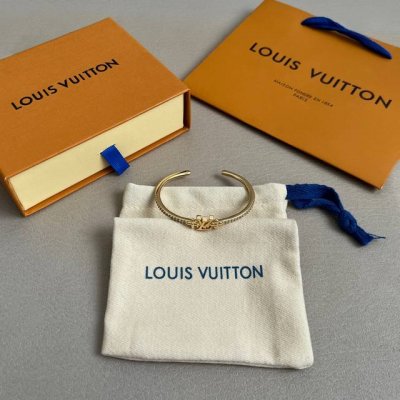 Lv手镯原版制作、高版本 厚金电镀每一个细节媲美专柜正品，业内仅此一家全世界专柜自购正品打版，这样才能把首饰打造得这么用心完美。随意出入海关与专柜无压力放心戴出