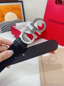 特P180 这款双面皮带时尚百搭，是不可或缺的男士配饰单品。一面选用锤纹牛皮，另一面选用精选天然粒纹牛皮，缀以金色饰面 Gancini扣饰增添点睛韵致，内侧饰以