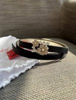 本款Flower Strass花钻腰带以雅致丝缎制成，配以传统闪钻饰扣。为您的装束增添奢华魅力。 意大利制造 罗杰维维亚女士Flower Strass 花钻腰带