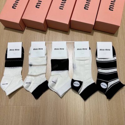 特 Miumiu 缪缪新品网红女款袜子 一盒五双 竹棉材质，冰凉透气舒适，超级Nice超火爆小单品，大牌出街，潮人必备超好搭