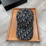 ￥ P80。D家。老花款 超A品质 最新款！时尚潮流，高端做工！每一个帽子都是用心之作！牛津材质！头层牛皮！配盒子、防尘袋、非一般的品质，细节也很重要。真皮帽钉