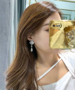 我们出品 量大咨询客Fu 必入爆款！ Ch Nel交叉菱形耳环 非常重工，我们一致致Zp，黄铜材质，分了4件来做货的，每个字母的棱棱角角跟足Zp来，用钻也是一致