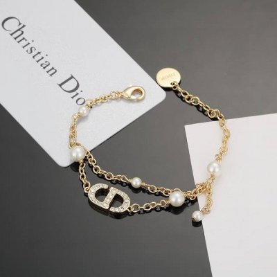 Dior 迪奥Cd字母手链采用金色作为主要颜色 配上字母 五角星 增添了一份可爱 饰品的复古风格非常的讨好 与吊坠的搭配不会显得特别的沉闷 金色系的饰品佩戴在身