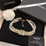 高颜值Chanel Chocker 新款香奈儿珍珠颈链 珍珠给人留下一种优雅高贵的感觉 独家正品定制 专柜黄铜材质施华洛世奇珍珠 每一条项链都是手工编织 看得出