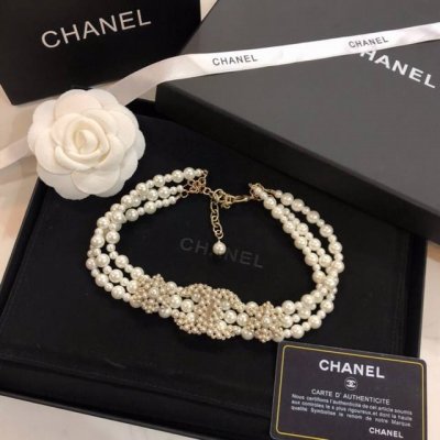 高颜值Chanel Chocker 新款香奈儿珍珠颈链 珍珠给人留下一种优雅高贵的感觉 独家正品定制 专柜黄铜材质施华洛世奇珍珠 每一条项链都是手工编织 看得出