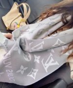 爆款！ Essential2围巾 Size ：186X34Cm %精梳羊毛 拉长经典 Monogram 图案中元素之间的距离，呈现清爽观感。绵羊毛柔软细腻 亲肤