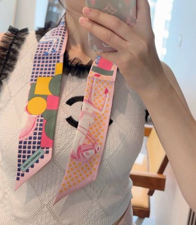 优雅骑士 Twilly 爱马仕 Hermes 100%桑蚕丝，18姆米斜纹真丝 86X5Cm 双面图案
