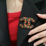 Chanel小香 专柜新款同步上新香奈儿小号胸针 是最懂女人的饰物 那些倾注了全部心血去做自己的女人 往往更珍惜胸针的意义 香奈儿女士把胸针别在帽子上 并告诉那