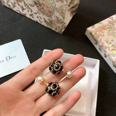 爆新款 Dior迪奥Cd珍珠耳环！迷你Cd字母，小巧精致、低调奢华、满足各种服装搭配、这款个人非常喜欢、佩戴时尚简约不夸张、却效果很赞、精致设计绝对是百搭单品