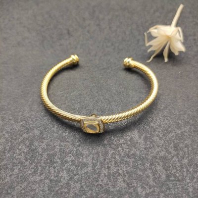 上新。David Yurman 4Mm黄金色四方钻纽线白钻手镯。建议适合佩戴的手围15-20Cm 编号Dysz-199