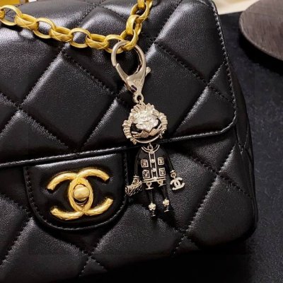 香奈儿Chanel水钻狮子炫彩包饰 钥匙扣该配饰由奢华材料制成 饰有包包香奈儿双C字母标识坠饰 可进行个性化定制 打造个人专属饰品随意搭配都可 一年四季各种场合