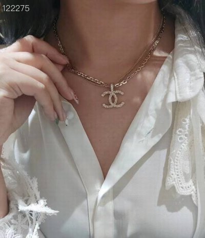 Chanel 双层浮雕项链 双链条设计非常有设计感 带着一丝随意又充满优雅气质很灵动一年四季都合适单戴 叠戴都很美 哦