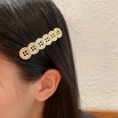 Chanel香奈儿 小香经典发夹热销款火爆上新同步专柜正品开模款式简单大方小巧别致超级适合夏天佩戴超级百搭显脸瘦速速入手让自己走在时尚潮流之路