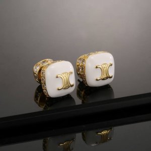 celine 赛琳方形耳钉 耳环 经典金色系 小巧精致可爱 百搭 。复古造型设计 金色特别显白 穿衣搭配不挑人。