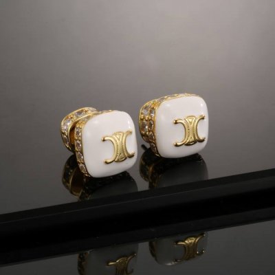 celine 赛琳方形耳钉 耳环 经典金色系 小巧精致可爱 百搭 。复古造型设计 金色特别显白 穿衣搭配不挑人。