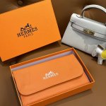P80 现货～HermèS 爱马仕 化妆刷羊毛散粉刷修容刷腮红刷粉底刷全套礼盒装大牌化妆刷手感非常好，高端大气，非常非常推荐