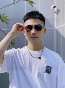 新款品牌：卡地亚Cartier原单品质男士女士同款偏光太阳镜 材质：高清尼龙镜片、金属合金Logo镜腿。看细节就知道大师手工制作设计，做工精致，高端大气，适合男