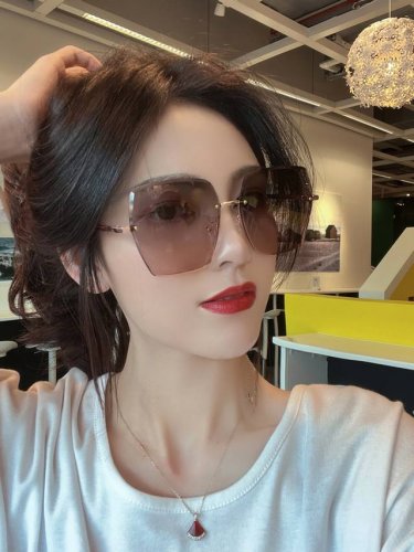 gucci-古驰意大利进口2025时尚潮流奢华装饰太阳眼镜 尼龙高清太阳镜明星海报款 超高复杂工艺 立体质感十足 认真看细节哈现货型号：G3585