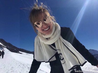 coco香奈儿古力娜扎同款 经典的香奈儿 Logo，以30真丝70羊绒羊绒面料编织而成，色泽与质感的鲜明对比，带来一场视觉上的华丽盛宴。绝非市场普通材质 、配以