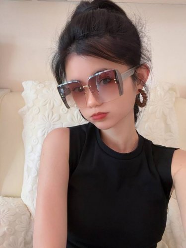 大框方形 Fendi 芬迪 人气热卖爆款 2025开春 新款太阳镜眼镜框网红都爱的款式 .Ff独特标志，体现别致型号：F7022