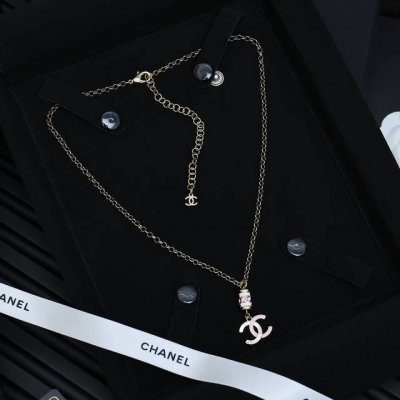 chanel粉色珐琅双C项链 香奈儿你是懂设计的，粉色珐琅搭配链条形状绝美真的很喜欢这种拼接搭配 不会太隆重的感觉 日常通勤约会都好看