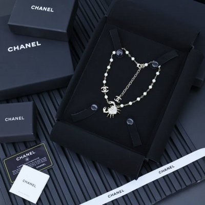 25海洋系列螃蟹项链 Chanel创意真是无止境，可爱的螃蟹挂在脖子中间，俏皮的图案，让人感到心情愉悦 精致高级单品